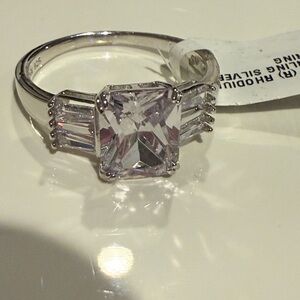 Elegant Silver Ring with Clear Gemstone